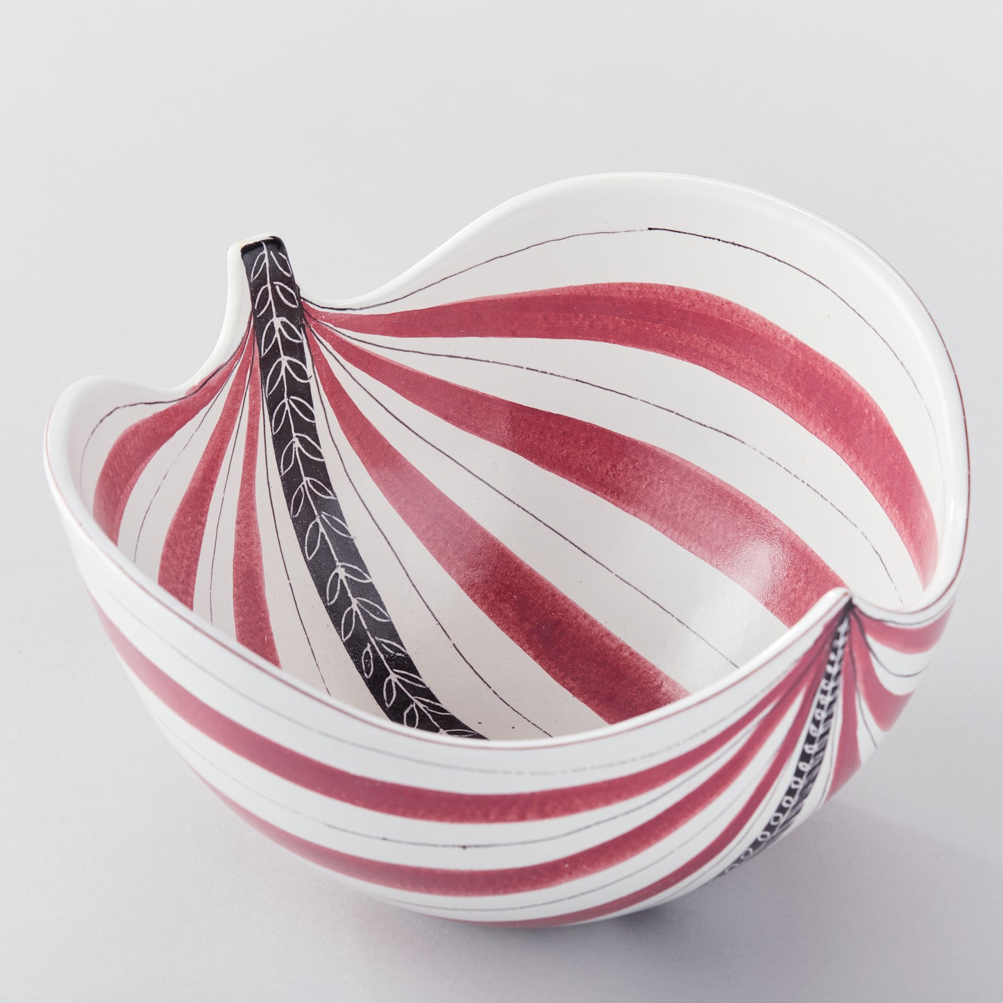 Stig Lindberg fajansskål, från Gustavsberg. H: 14cm samt 24cm X 25,5cm. Signerad med Studiohanden Stig Lindberg fayance bowl for Gustavsberg. H: 14cm/5,5″ and 24cm/9,4″ X 25,5cm/10″. Signed with the ”Studio Hand”