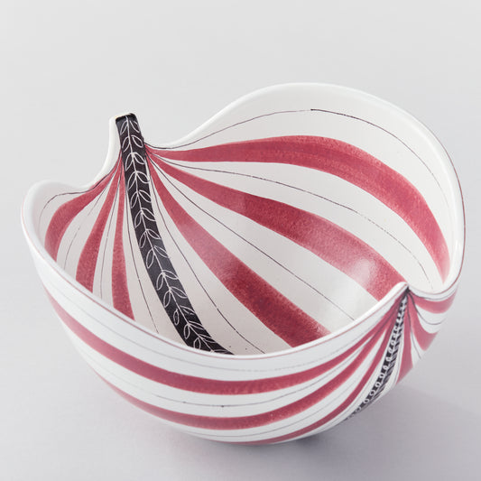 Stig Lindberg fajansskål, från Gustavsberg. H: 14cm samt 24cm X 25,5cm. Signerad med Studiohanden Stig Lindberg fayance bowl for Gustavsberg. H: 14cm/5,5″ and 24cm/9,4″ X 25,5cm/10″. Signed with the ”Studio Hand”