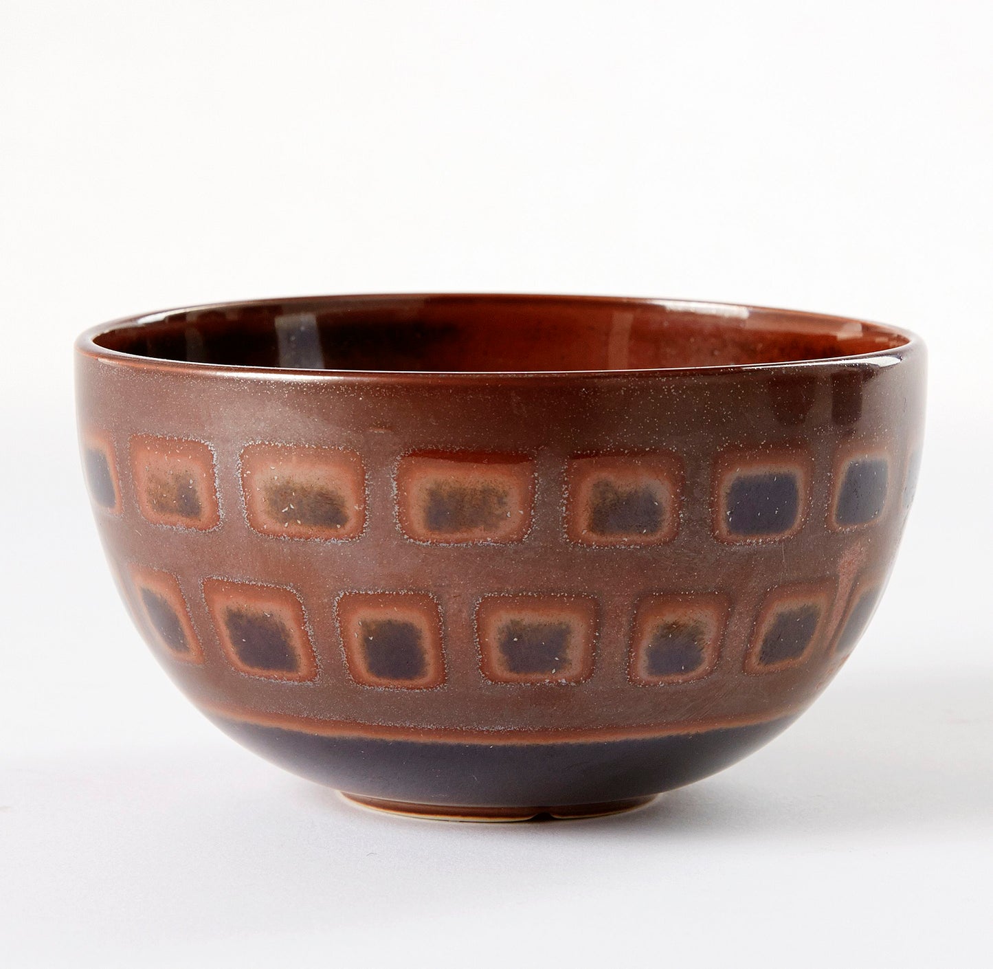 Skål från Gustavsberg i stengods med brun glasyr. Signerad Stig L. 6,5cm hög och diam. 11,5cm. Gustavsberg bowl with brown glaze. H: 6,5cm/2,6″ D: 11,5cm/4,5. Signed Stig L.