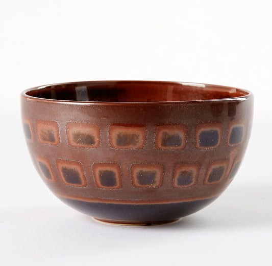 Skål från Gustavsberg i stengods med brun glasyr. Signerad Stig L. 6,5cm hög och diam. 11,5cm. Gustavsberg bowl with brown glaze. H: 6,5cm/2,6″ D: 11,5cm/4,5. Signed Stig L.