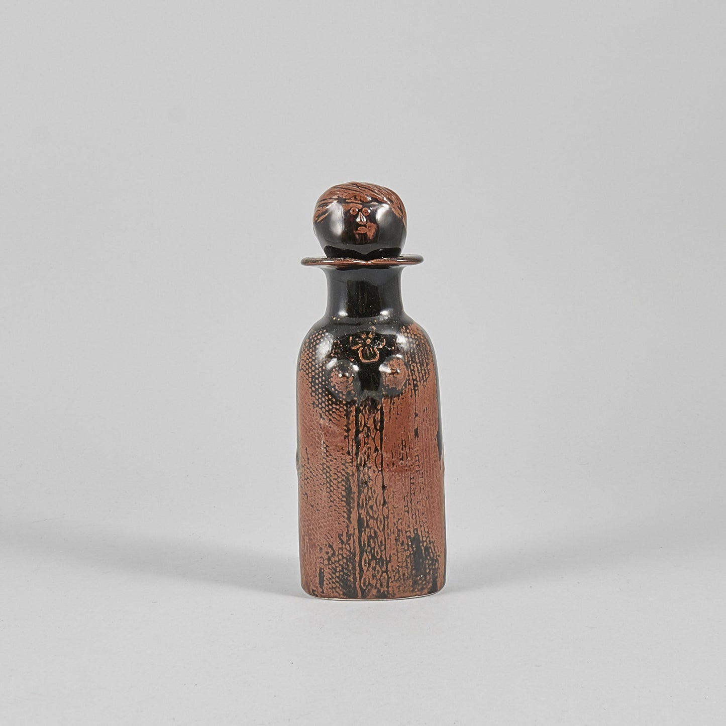 Flaska i stengods av Stig Lindberg för Gustavsberg. 23 cm hög. Signerad Stig L samt studiohanden. Stoneware bottle by Stig Lindberg for Gustavsberg. H: 23cm/9,1″. Signed Stig L and the “Studio Hand”