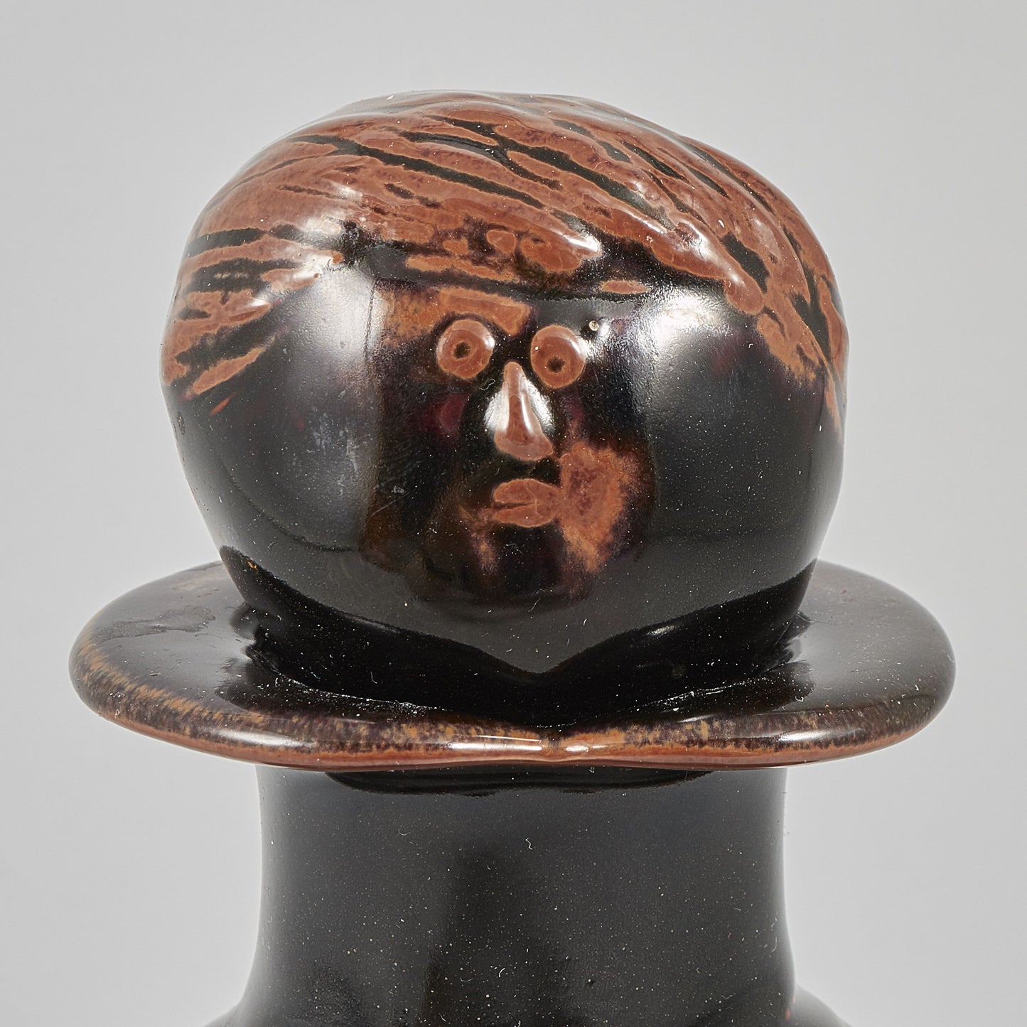 Flaska i stengods av Stig Lindberg för Gustavsberg. 23 cm hög. Signerad Stig L samt studiohanden. Stoneware bottle by Stig Lindberg for Gustavsberg. H: 23cm/9,1″. Signed Stig L and the “Studio Hand”