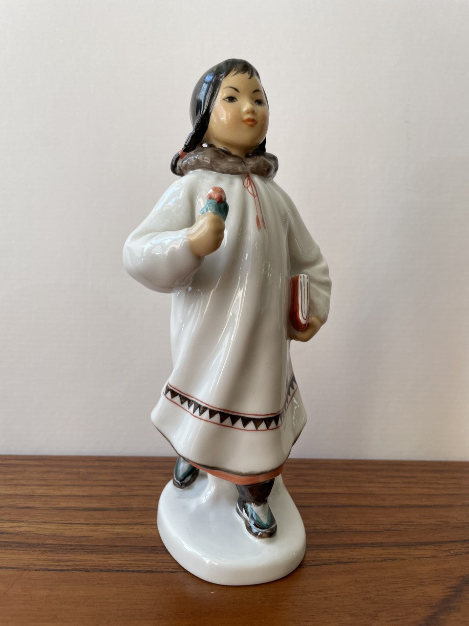 Porslinsfigurin Flicka Inuit Lomonosow