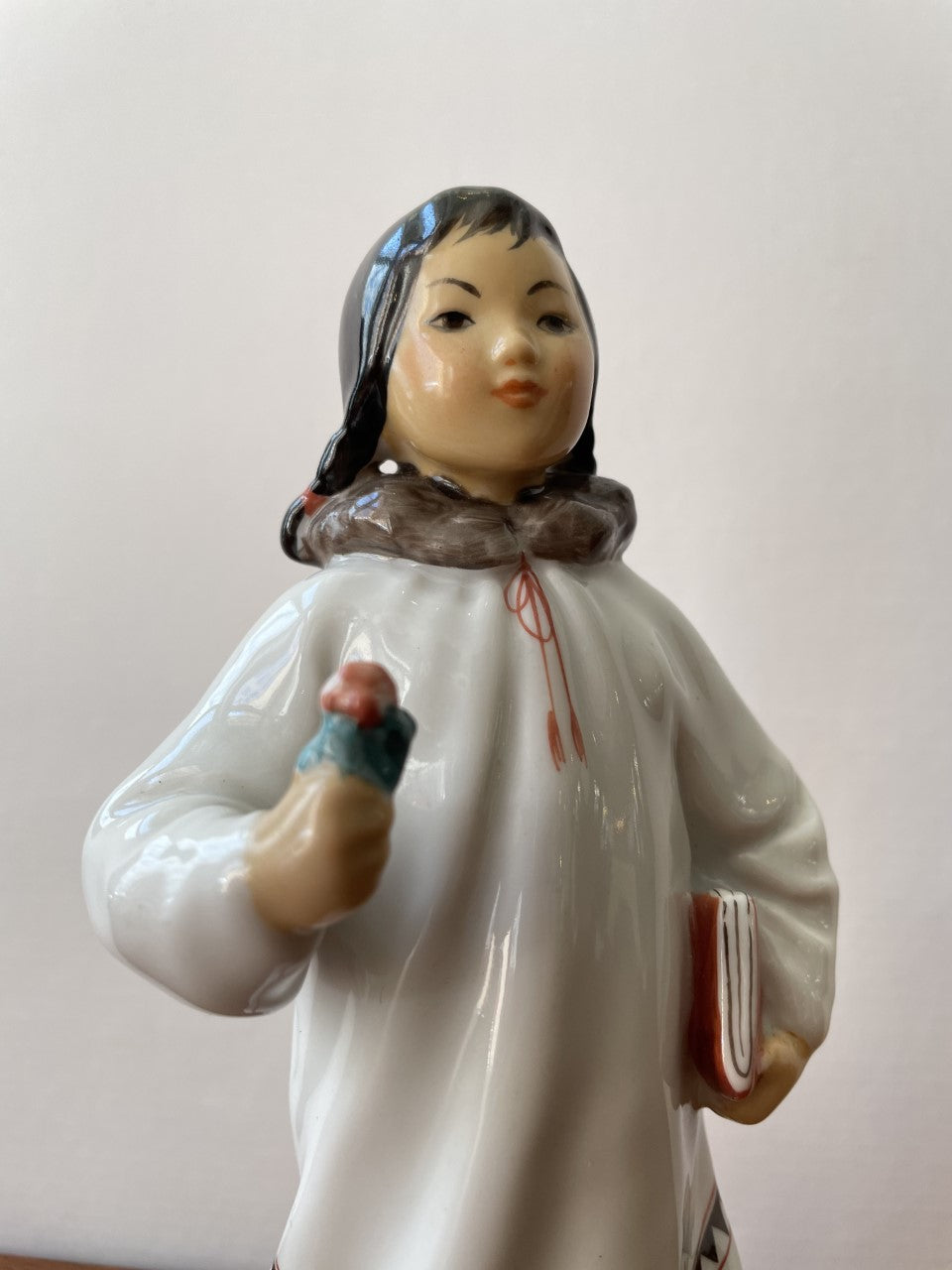 Porslinsfigurin Flicka Inuit Lomonosow