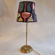 Load image into Gallery viewer, Falkenbergs Belysning bordslampa mässing &amp; ny skärm

