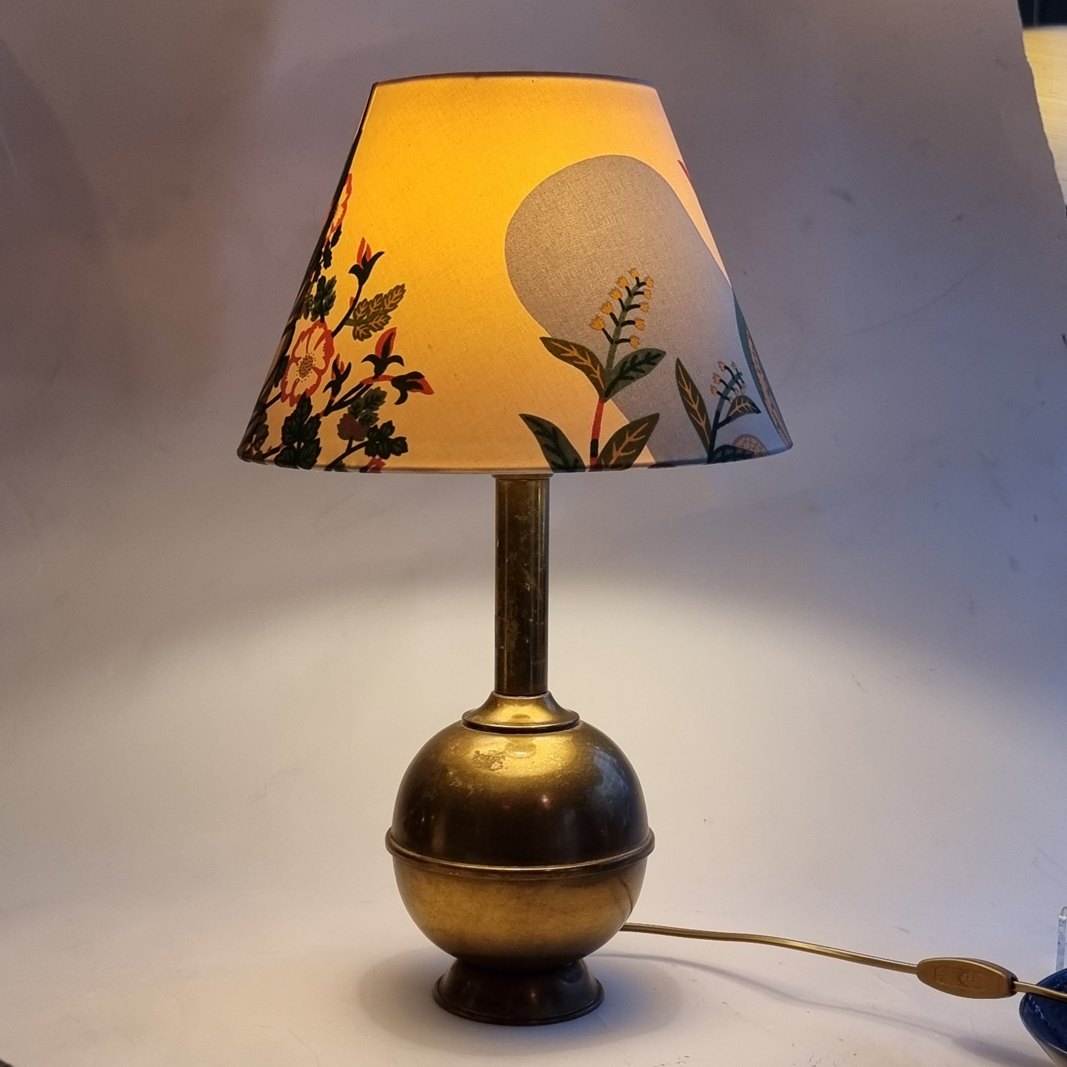 Bordslampa mässing skärm Josef Frank