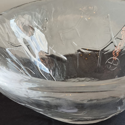 Skål i glas av Vicke Lindstrand för Kosta modell 2502