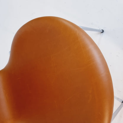 Sjuan av Arne Jacobsen - nyklädd cognac läder