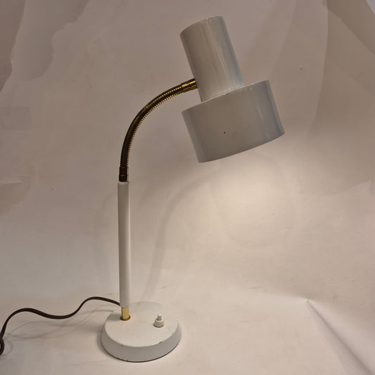 Boréns Borås vitmålad bordslampa modell 8534 med delar i mässing