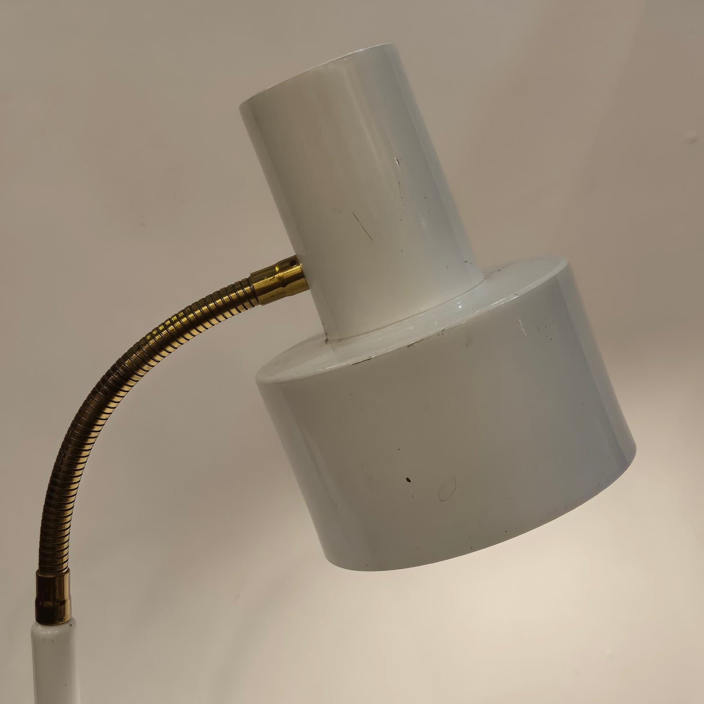 Boréns Borås vitmålad bordslampa modell 8534 med delar i mässing