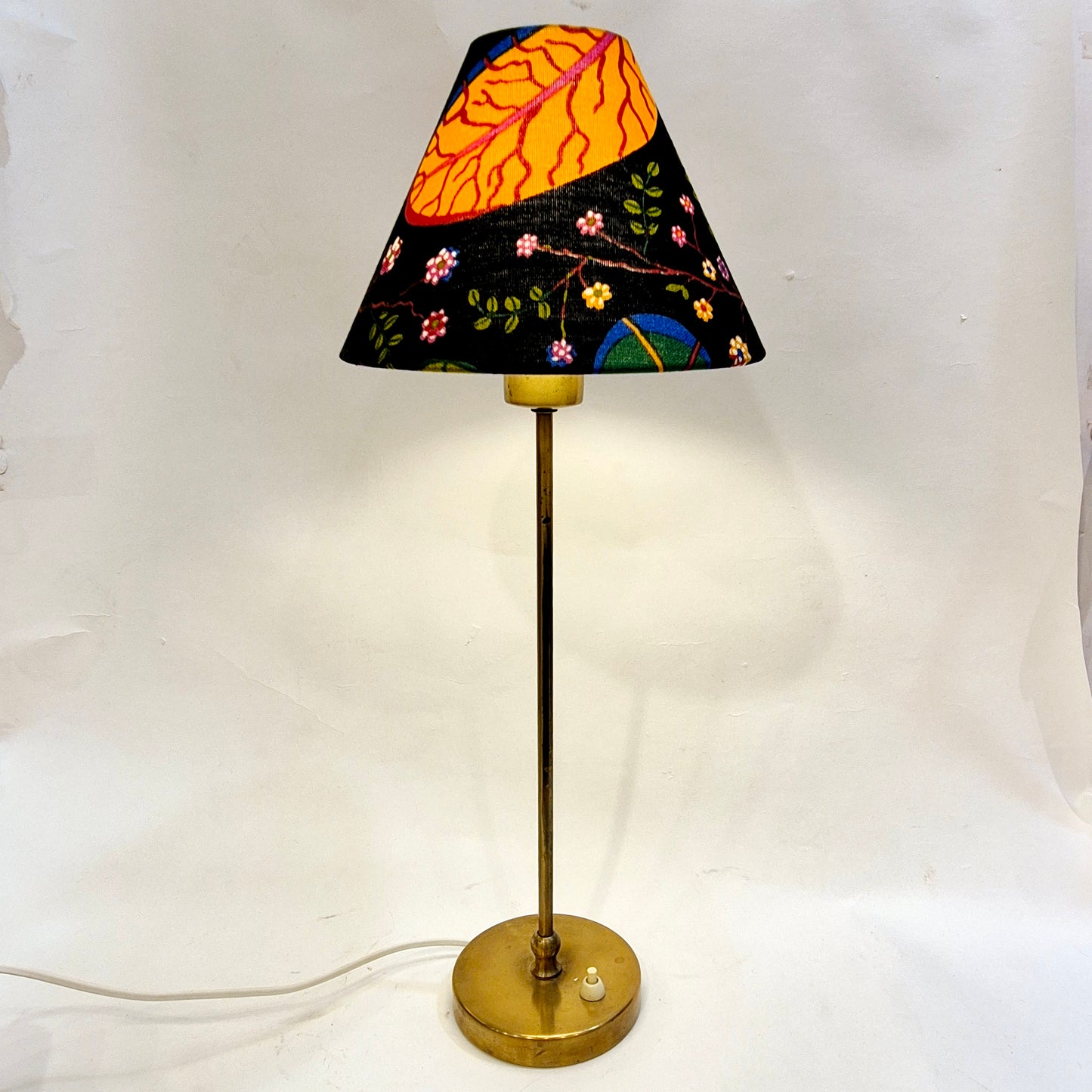 Josef Frank Svenskt Tenn bordslampa 2332 med skärm i mönstret Teheran