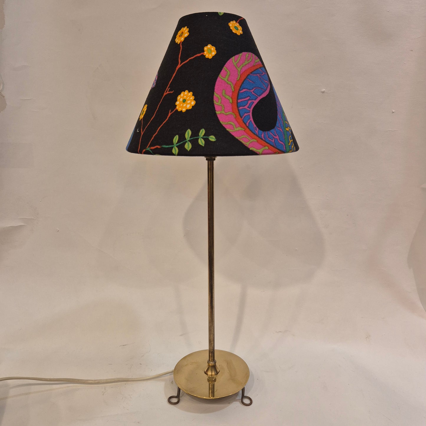 Josef Frank Svenskt Tenn bordslampa 2552 med skärm i mönstret Teheran