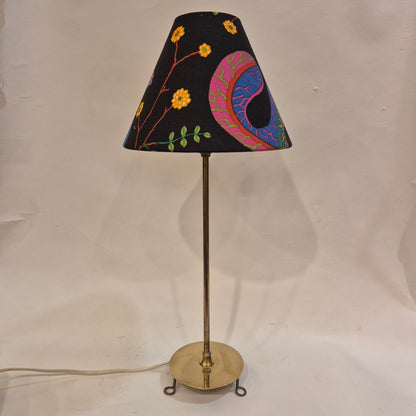 Josef Frank Svenskt Tenn bordslampa 2552 med skärm i mönstret Teheran