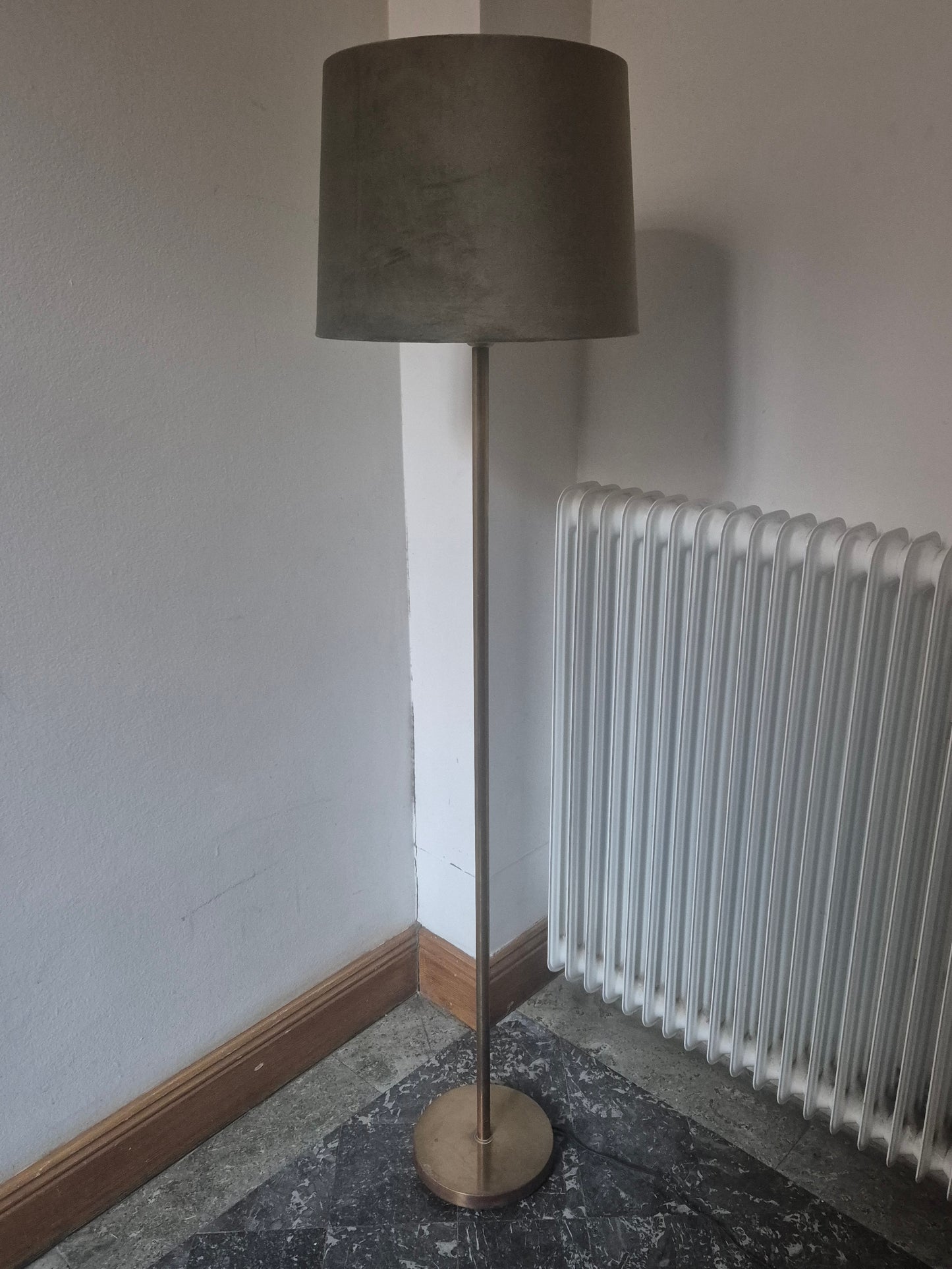 Falkenberg golvlampa i mässing och ny lampskärm