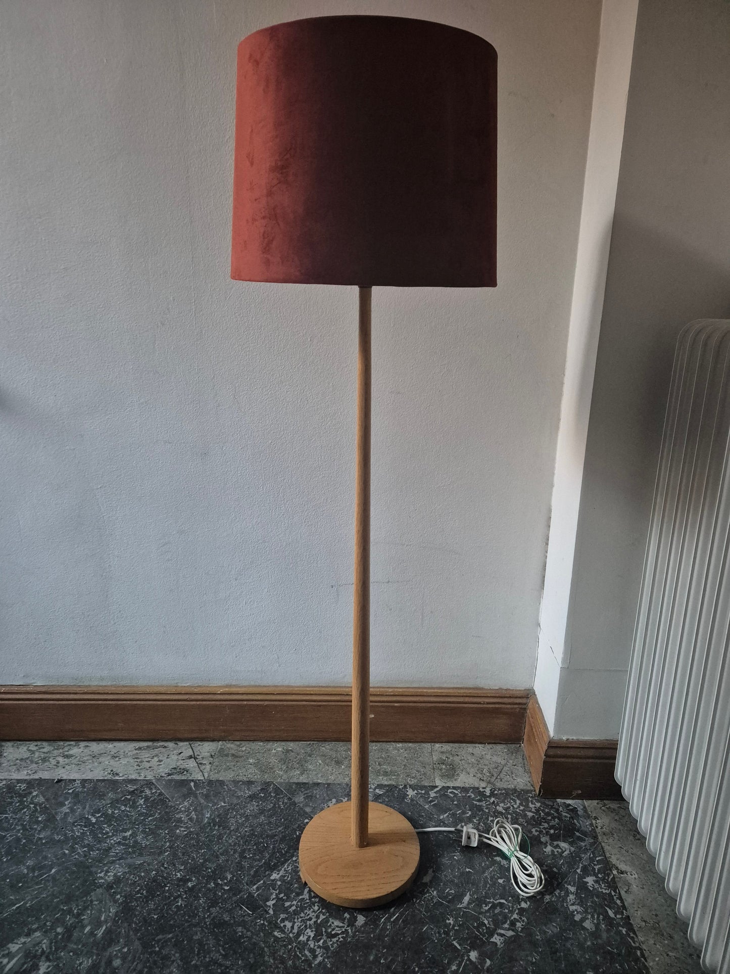 Golvlampa i ek Sverige 1960-tal och med ny lampskärm