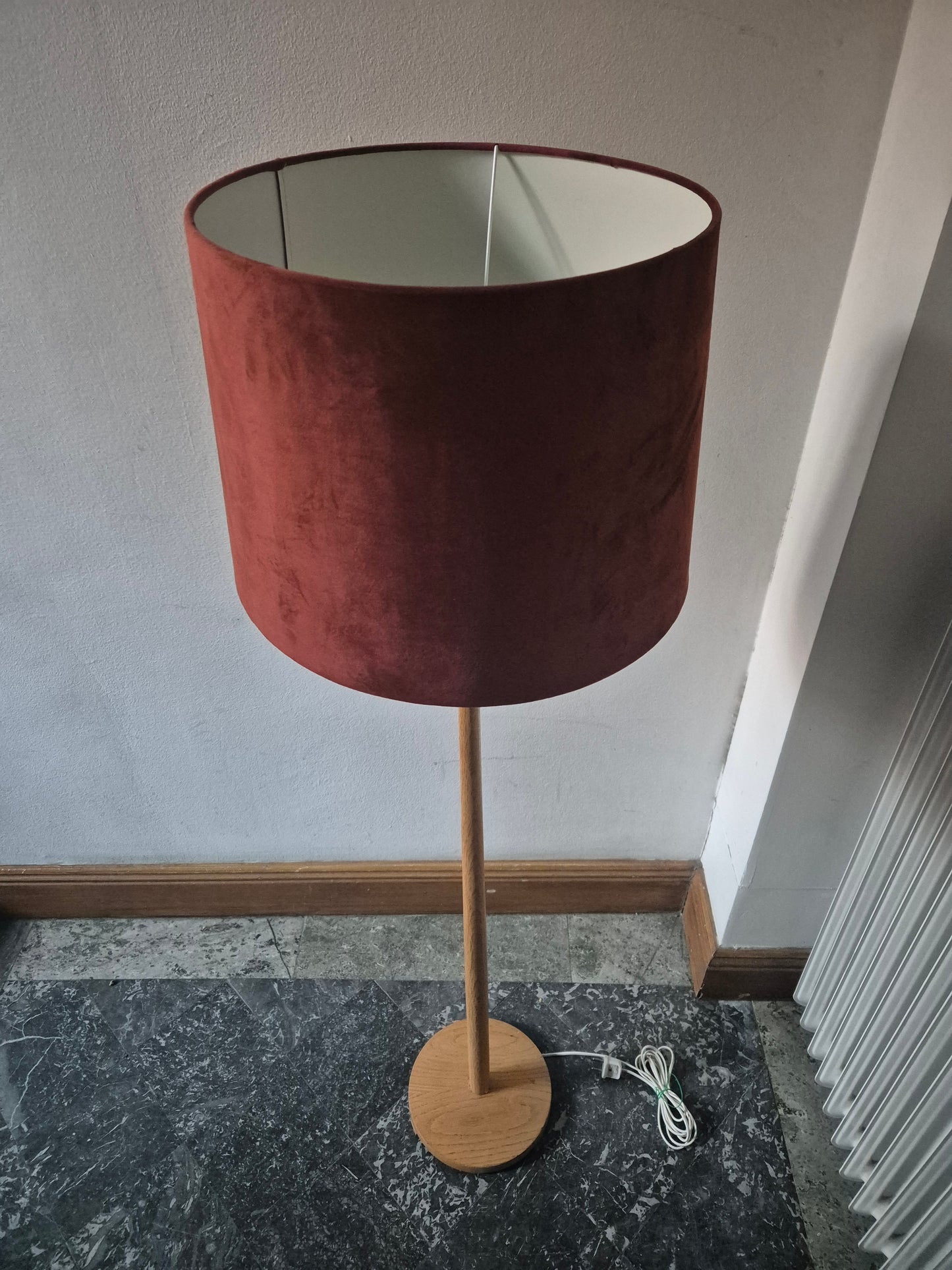 Golvlampa i ek Sverige 1960-tal och med ny lampskärm