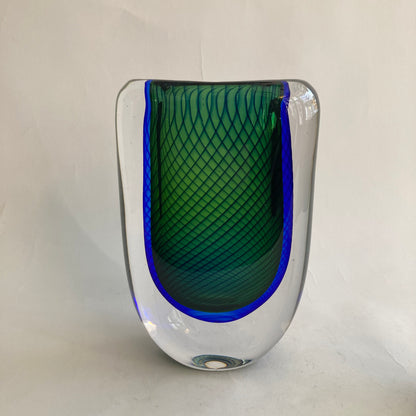 Vas av Vicke Lindstrand för Kosta. Signerad LH 1589.