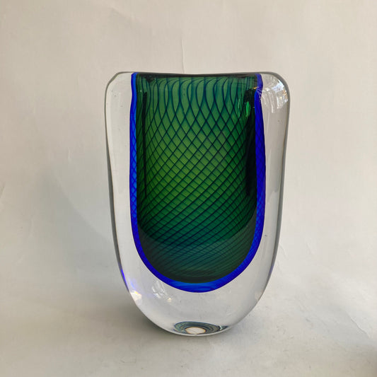 Vas av Vicke Lindstrand för Kosta. Signerad LH 1589.