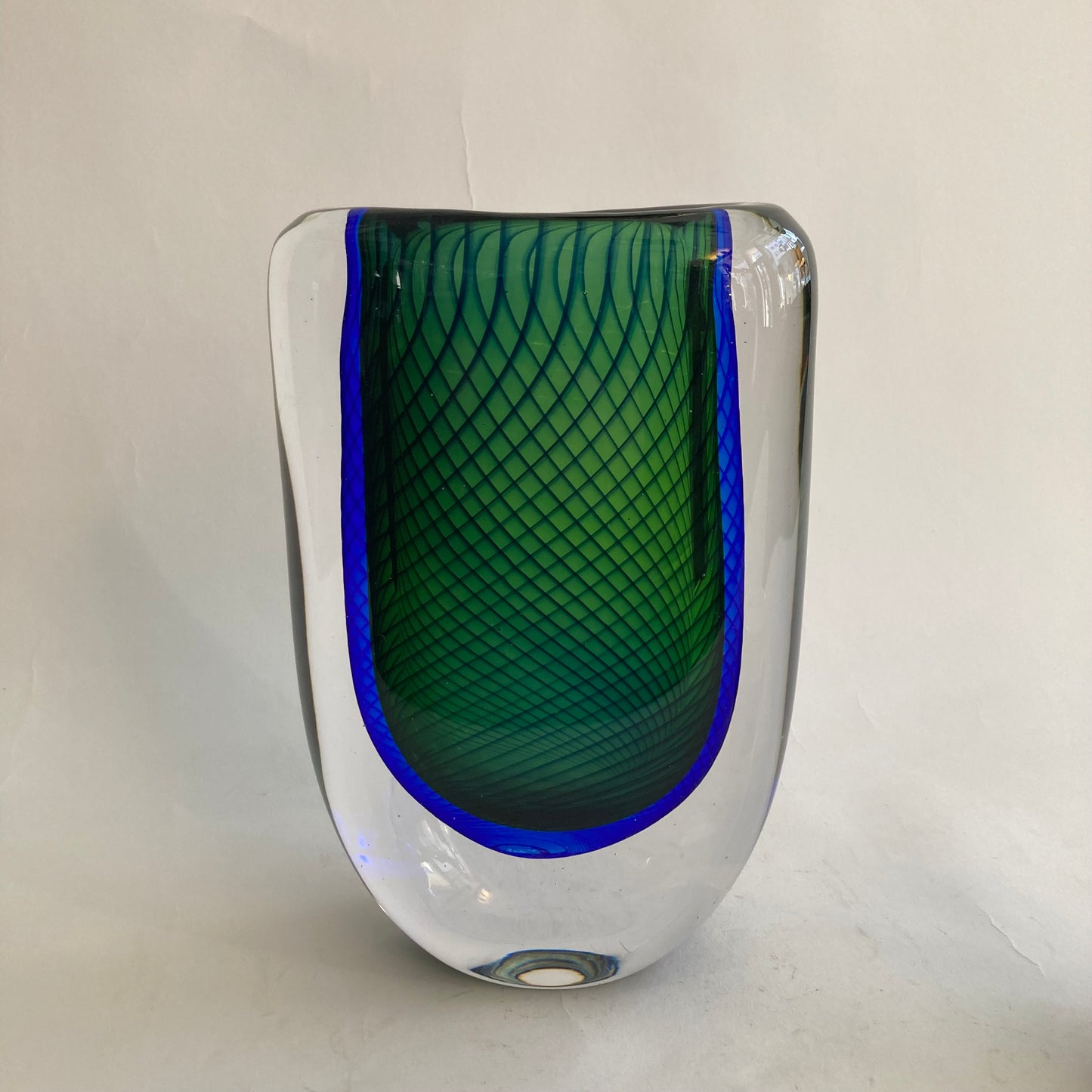 Vas av Vicke Lindstrand för Kosta. Signerad LH 1589.