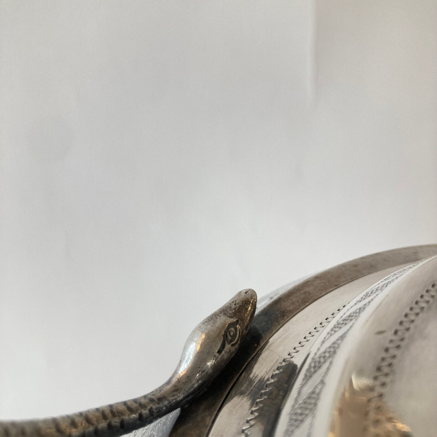 A.G. Dufva skål på fot med lock. Nysilver