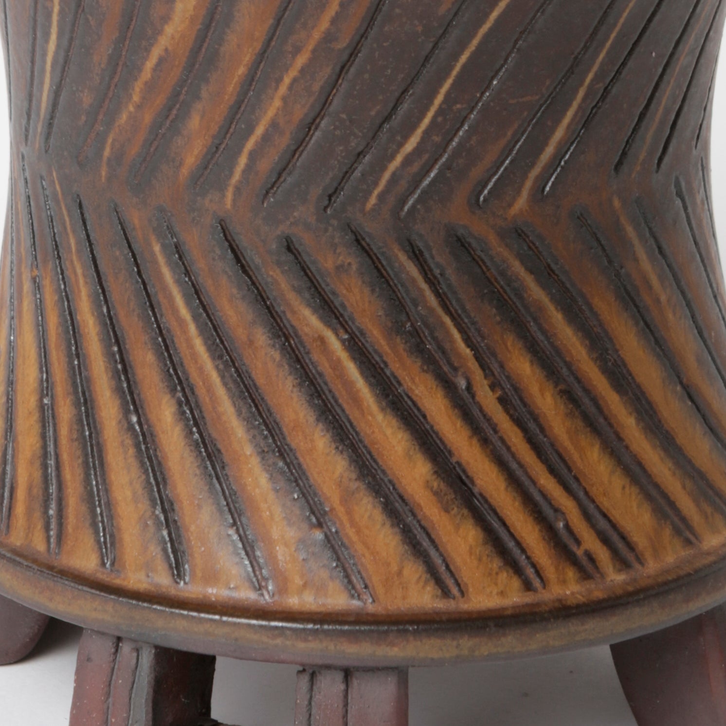 Farstavas av Wilhelm Kåge 1959, i stengods, för Gustavsberg. 16 cm hög och diameter 15cm. Signerad FARSTA I9 Gustavsberg KÅGE. Farsta vase, in stoneware, by Wilhelm Kåge 1959 for Gustavsberg. Signed FARSTA I9 Gustavsberg KÅGE. H: 16cm/6,3″ and diam. 15cm/5,9″.