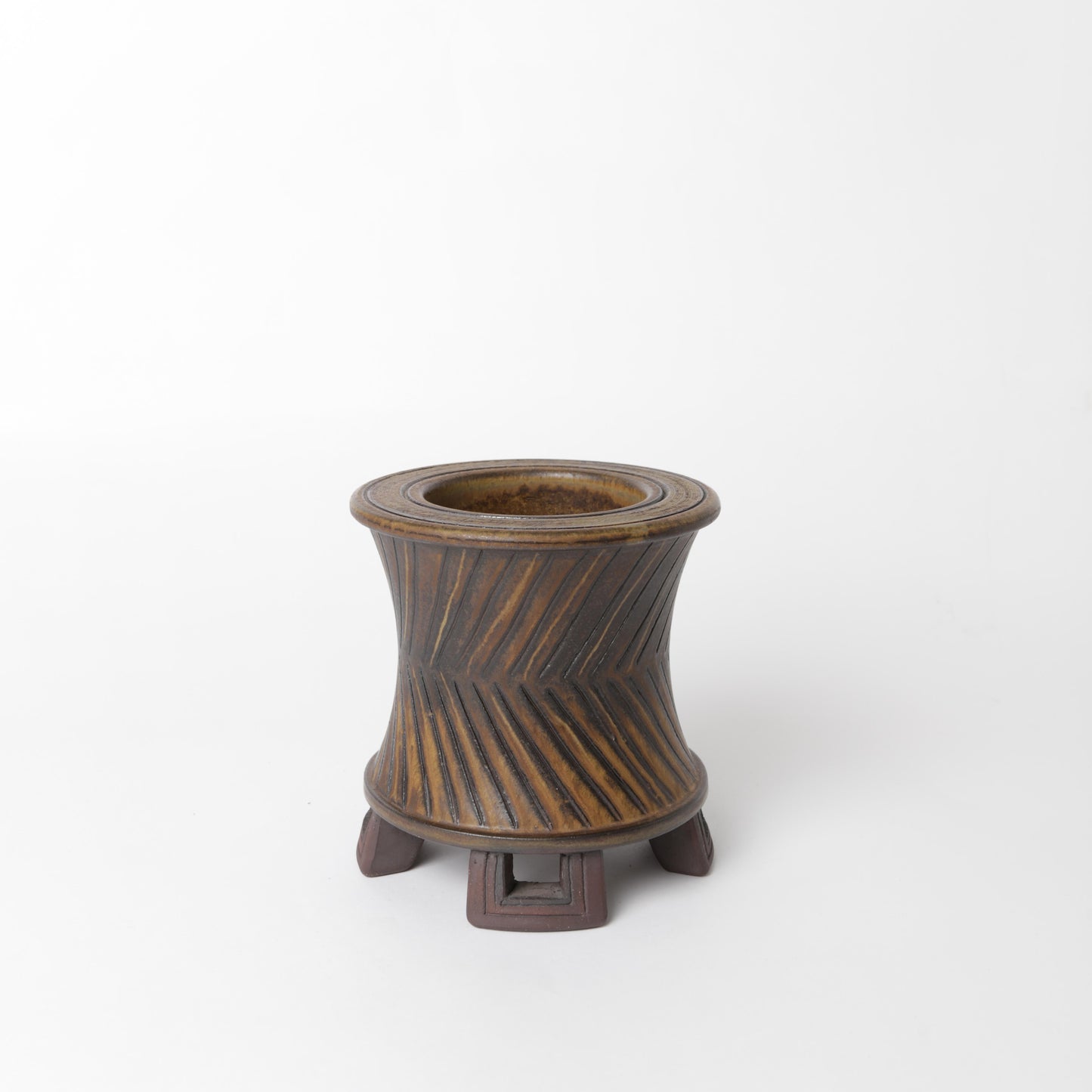 Farstavas av Wilhelm Kåge 1959, i stengods, för Gustavsberg. 16 cm hög och diameter 15cm. Signerad FARSTA I9 Gustavsberg KÅGE. Farsta vase, in stoneware, by Wilhelm Kåge 1959 for Gustavsberg. Signed FARSTA I9 Gustavsberg KÅGE. H: 16cm/6,3" and diam. 15cm/5,9".