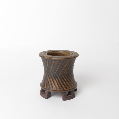 Farstavas av Wilhelm Kåge 1959, i stengods, för Gustavsberg. 16 cm hög och diameter 15cm. Signerad FARSTA I9 Gustavsberg KÅGE. Farsta vase, in stoneware, by Wilhelm Kåge 1959 for Gustavsberg. Signed FARSTA I9 Gustavsberg KÅGE. H: 16cm/6,3" and diam. 15cm/5,9".