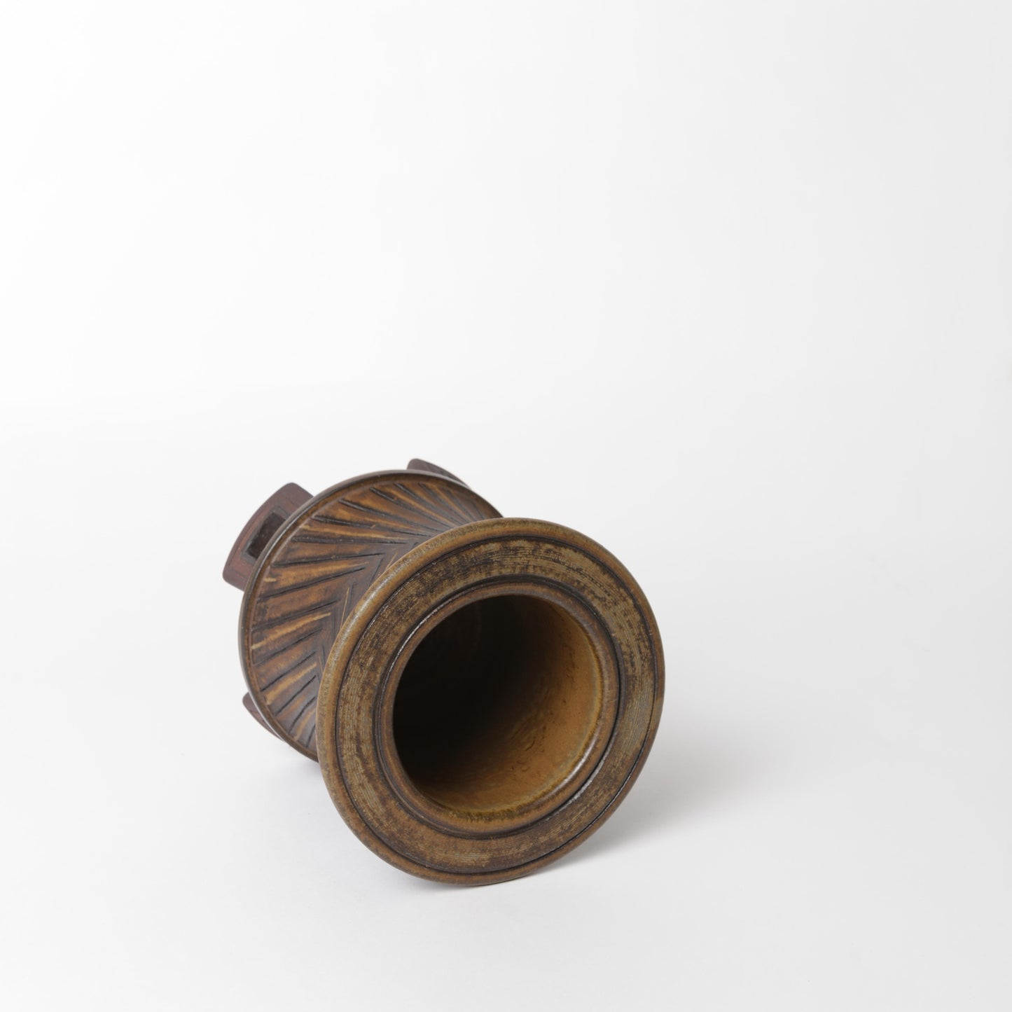 Farstavas av Wilhelm Kåge 1959, i stengods, för Gustavsberg. 16 cm hög och diameter 15cm. Signerad FARSTA I9 Gustavsberg KÅGE. Farsta vase, in stoneware, by Wilhelm Kåge 1959 for Gustavsberg. Signed FARSTA I9 Gustavsberg KÅGE. H: 16cm/6,3" and diam. 15cm/5,9".