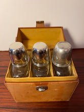 Load image into Gallery viewer, Reseetui läder med 3 glasflaskor &amp; 3 muggar
