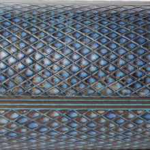 Ladda upp bild till gallerivisning, Farstavas av Wilhelm Kåge 1956, i blå glasyr med geometriskt mönster. Signerad FARSTA Gustavsberg KÅGE Å samt ”Studiohanden”. 25,5cm hög och diam. 11,5cm. Farsta vase by Wilhelm Kåge 1956 with blue glaze and geometric pattern. Signed FARSTA Gustavsberg KÅGE Å and the “Studio Hand”. H: 25,5cm/10″ and diam. 11,5cm/4,5″.
