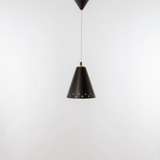 Konisk taklampa i lackerad plåt och mässing. Höjd (utan sladd): 25cm och diameter 22cm. Conical ceiling lamp, 1950's. Height (without the cord): 25cm/9,8 and diam. 22cm/8,7"