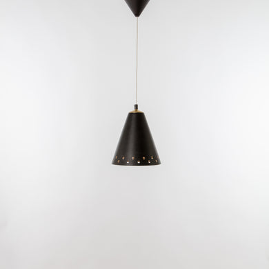 Konisk taklampa i lackerad plåt och mässing. Höjd (utan sladd): 25cm och diameter 22cm. Conical ceiling lamp, 1950's. Height (without the cord): 25cm/9,8 and diam. 22cm/8,7
