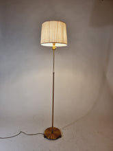 Load image into Gallery viewer, Golvlampa Liberty mässing 1960-tal.
