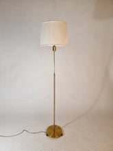 Load image into Gallery viewer, Golvlampa Liberty mässing 1960-tal.
