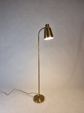 Load image into Gallery viewer, Golvlampa Boréns mässing 1960-tal

