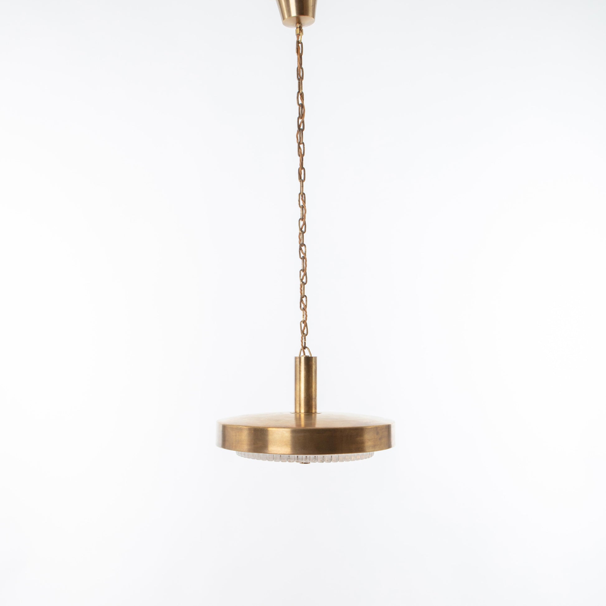 Taklampa i glas och mässing, 1960-tal. Höjd utan kedja: 25cm och diam. 39cm. Ceiling lamp in glass and brass, 1960's. Height without the chain: 25cm/9,8" and diameter: 39cm/15,4"