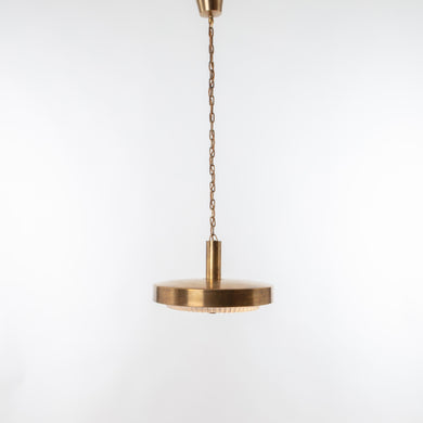 Taklampa i glas och mässing, 1960-tal. Höjd utan kedja: 25cm och diam. 39cm. Ceiling lamp in glass and brass, 1960's. Height without the chain: 25cm/9,8