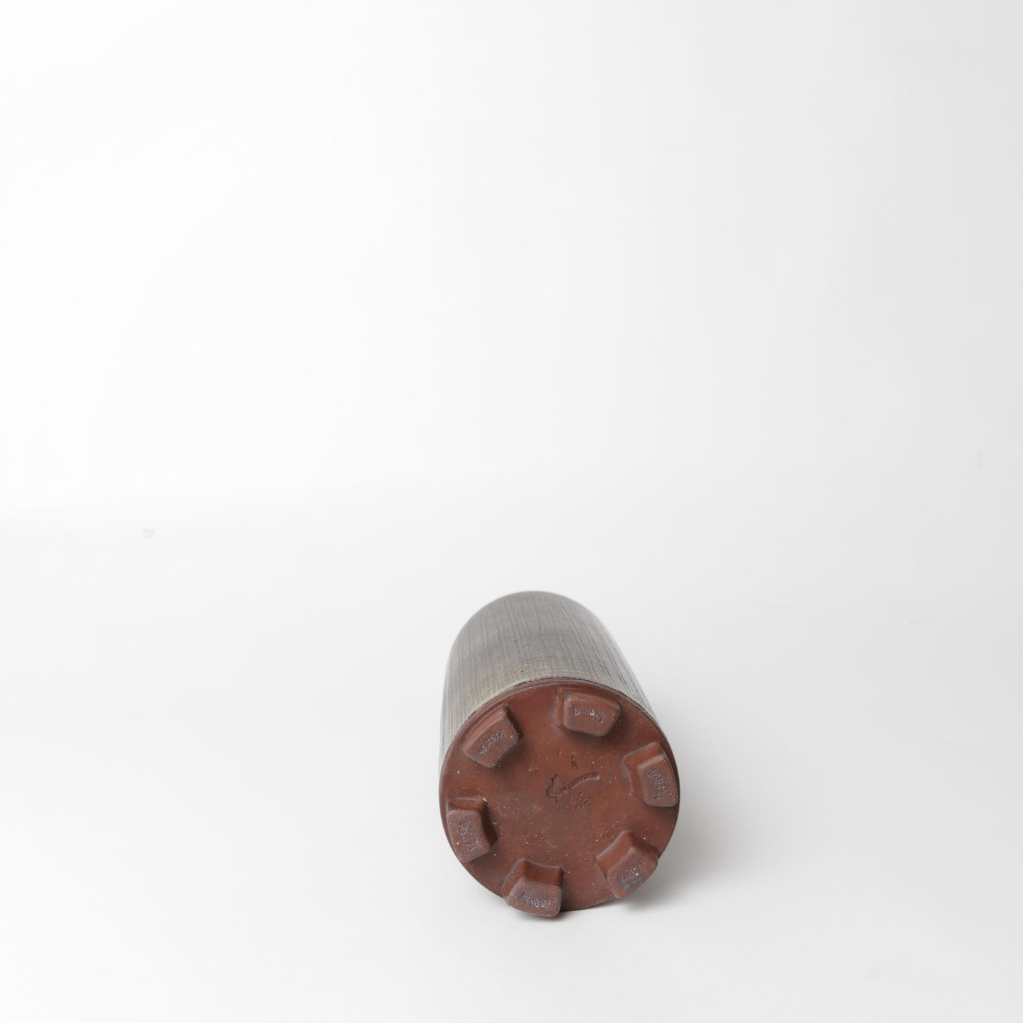 Farstavas i stengods, av Wilhelm Kåge 1956 för Gustavsberg i jordfärger med ristad struktur. Signerad GUSTAVSBERG KÅGE Å samt FARSTA. 34,5cm hög och diameter 11,5cm. Farsta vase in stoneware, by Wilhelm Kåge 1956 for Gustavsberg. H: 34,5cm/13,6″ and diam. 11,5cm/4,5". Signed Gustavsberg KÅGE Å Farsta.