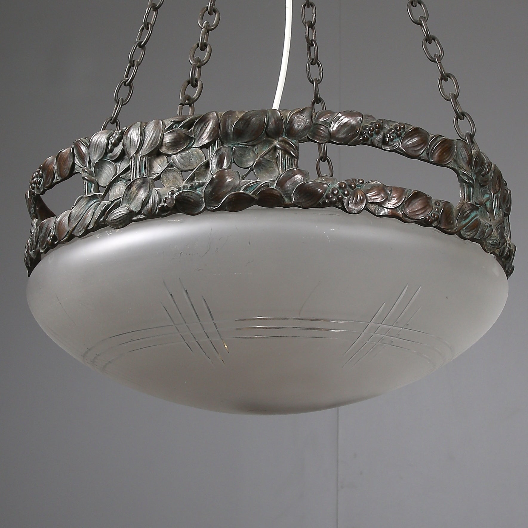 Jugendtaklampa i brons från Böhlmarks, 1910-tal. 80cm hög och diam. 42,5cm An art nouveau ceiling light in bronze. Made by Böhlmarks around 1910. H: 80cm/31,5″ and diam. 42,5cm/16,7″