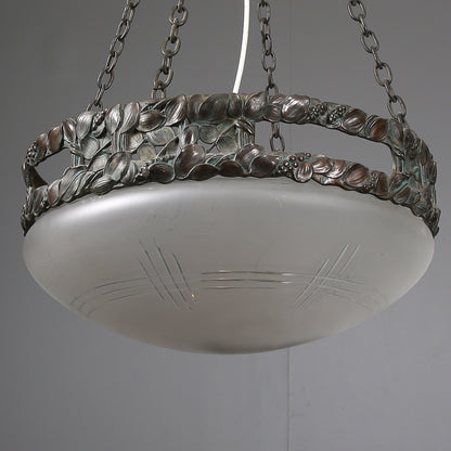Jugendtaklampa i brons från Böhlmarks, 1910-tal. 80cm hög och diam. 42,5cm An art nouveau ceiling light in bronze. Made by Böhlmarks around 1910. H: 80cm/31,5″ and diam. 42,5cm/16,7″