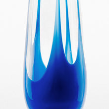 Load image into Gallery viewer, Vas från Kosta i klarglas med blått underfång. Signerad LH 1194 LINDSTRAND KOSTA. 35,5cm hög. Kosta vase with blue underlay. H: 35,5cm/14″. Signed LH 1194 LINDSTRAND KOSTA
