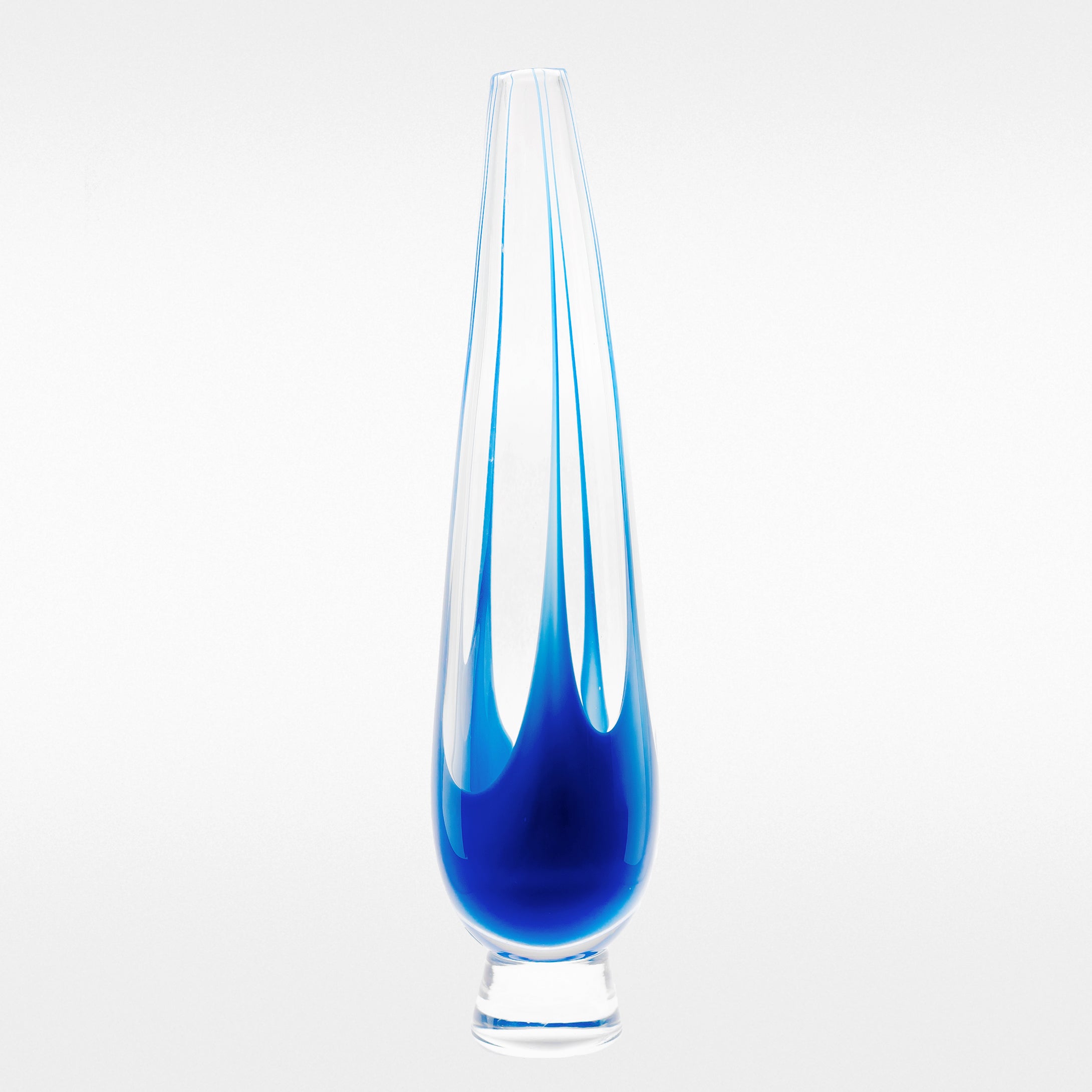 Vas från Kosta i klarglas med blått underfång. Signerad LH 1194 LINDSTRAND KOSTA. 35,5cm hög. Kosta vase with blue underlay. H: 35,5cm/14″. Signed LH 1194 LINDSTRAND KOSTA