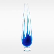 Load image into Gallery viewer, Vas från Kosta i klarglas med blått underfång. Signerad LH 1194 LINDSTRAND KOSTA. 35,5cm hög. Kosta vase with blue underlay. H: 35,5cm/14″. Signed LH 1194 LINDSTRAND KOSTA
