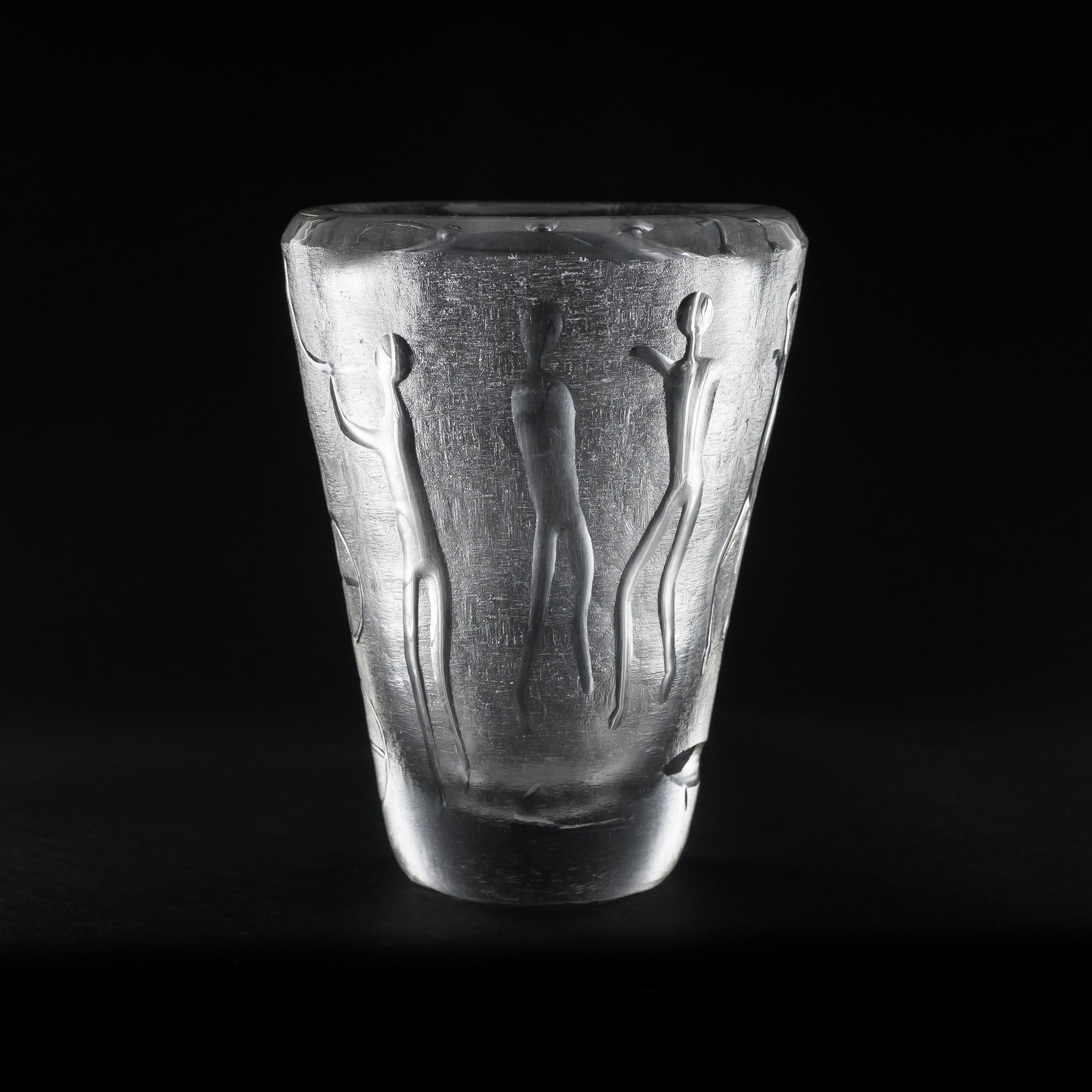 Formblåst vas från Kosta med slipade hällristningsmotiv. 1950-tal. Signerad LINDSTRAND KOSTA LS 504. 18cm hög. Kosta vase with stone age motif. H: 18cm/7,1