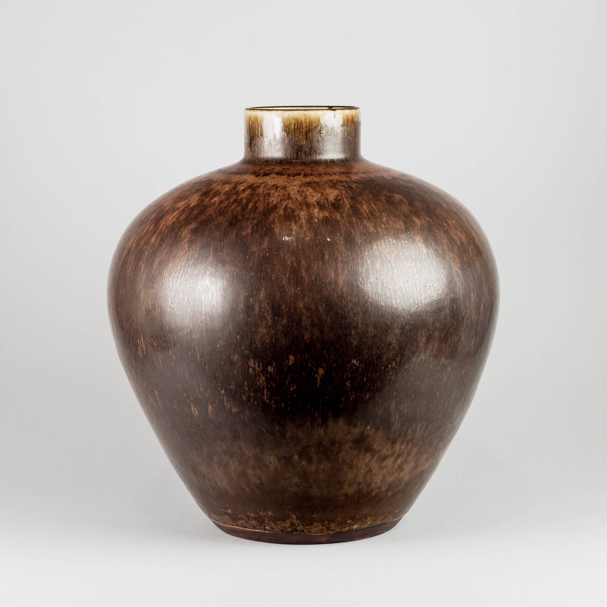 Unik vas i stengods från Rörstrand. Signerad R CH Stålhane SWEDEN -67. 28cm hög. An unique vase by Carl-Harry Stålhane for Rörstrand. H: 28cm/11″. Signed R CH Stålhane SWEDEN -67