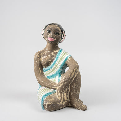 Mari Simmulson figurin från Upsala-Ekeby, 1960-tal. Signerad UE MS. 17cm hög. Mari Simmulson figurine by Upsala-Ekeby, 1960’s. Signed UE MS. H: 17cm/6,7″.