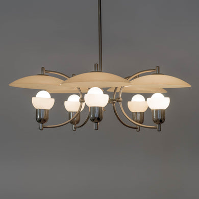 Taklampa i glas och mässing, Art Deco. H: 65cm och diam. 75cm. Art Deco ceiling light. H: 65cm/26,6″ and diam. 75cm/29,5