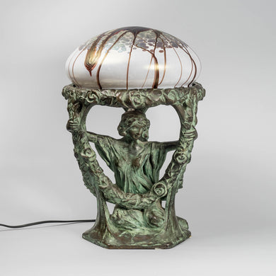 Bordslampa i brons av Alice Nordin gjuten hos Herman Bergman, tidigt 1900-tal. H: 42cm och diam. 30cm. Signerad Alice Nordin Art Nouveau bronze table lamp by Alice Nordin, early 20th century. H: 42cm/16,5