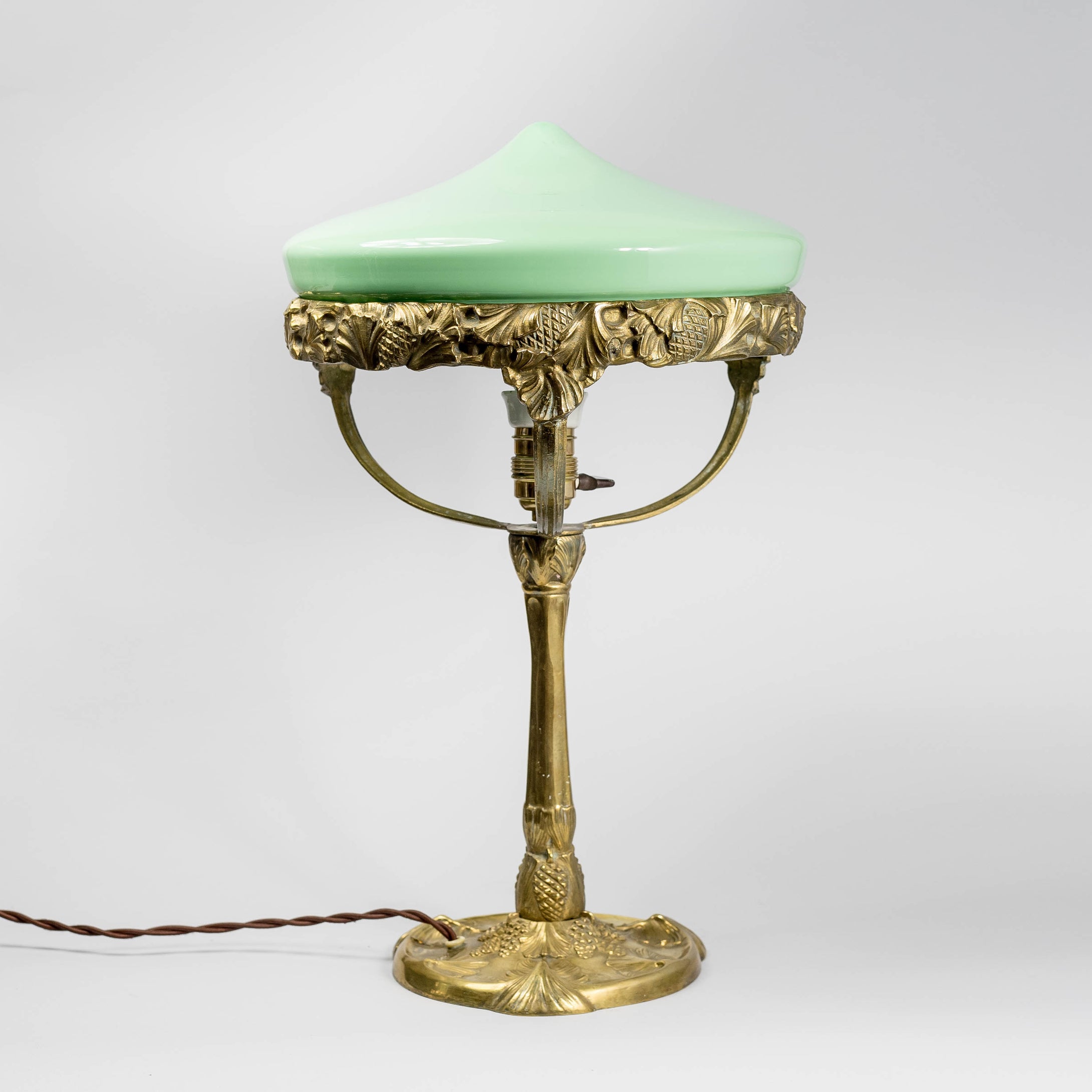 Jugendbordslampa i patinerad brons från Böhlmarks, 1910-tal. 46cm hög och diam. 30cm. An art nouveau table lamp in bronze. Made by Böhlmarks around 1910. H: 46cm/18,1″ and diam. 30cm/11,8″