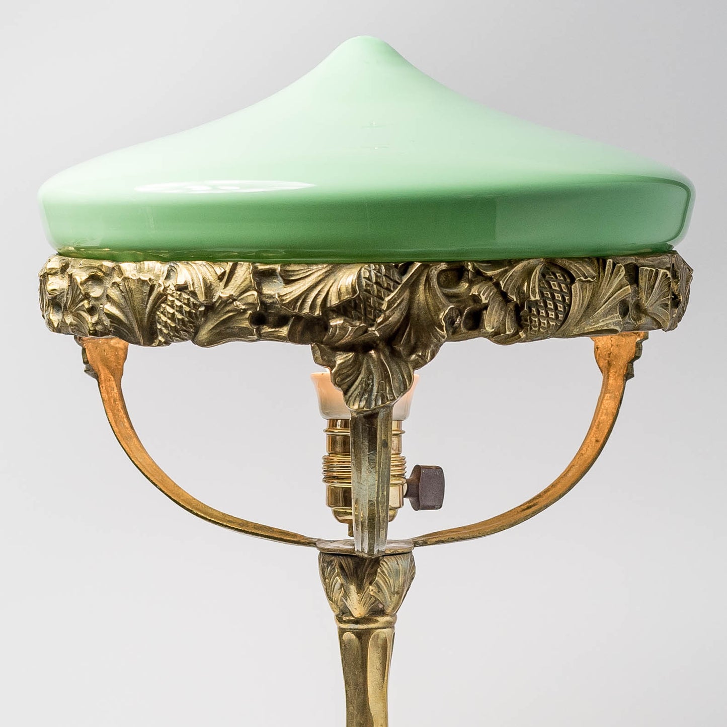 Jugendbordslampa i patinerad brons från Böhlmarks, 1910-tal. 46cm hög och diam. 30cm. An art nouveau table lamp in bronze. Made by Böhlmarks around 1910. H: 46cm/18,1″ and diam. 30cm/11,8″